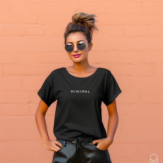 Stilingi juodi marškinėliai su užrašu "MINIMAL" ant oranžinio fono. Modernus ir minimalistinis dizainas, puikiai tinkantis kasdieniam dėvėjimui. Designedbyme.lt kokybė ir originalumas. Tobula dovana draugei ar sau. ,  FINALINIS IŠPARDAVIMAS! NUOLAIDOS IKI -80%