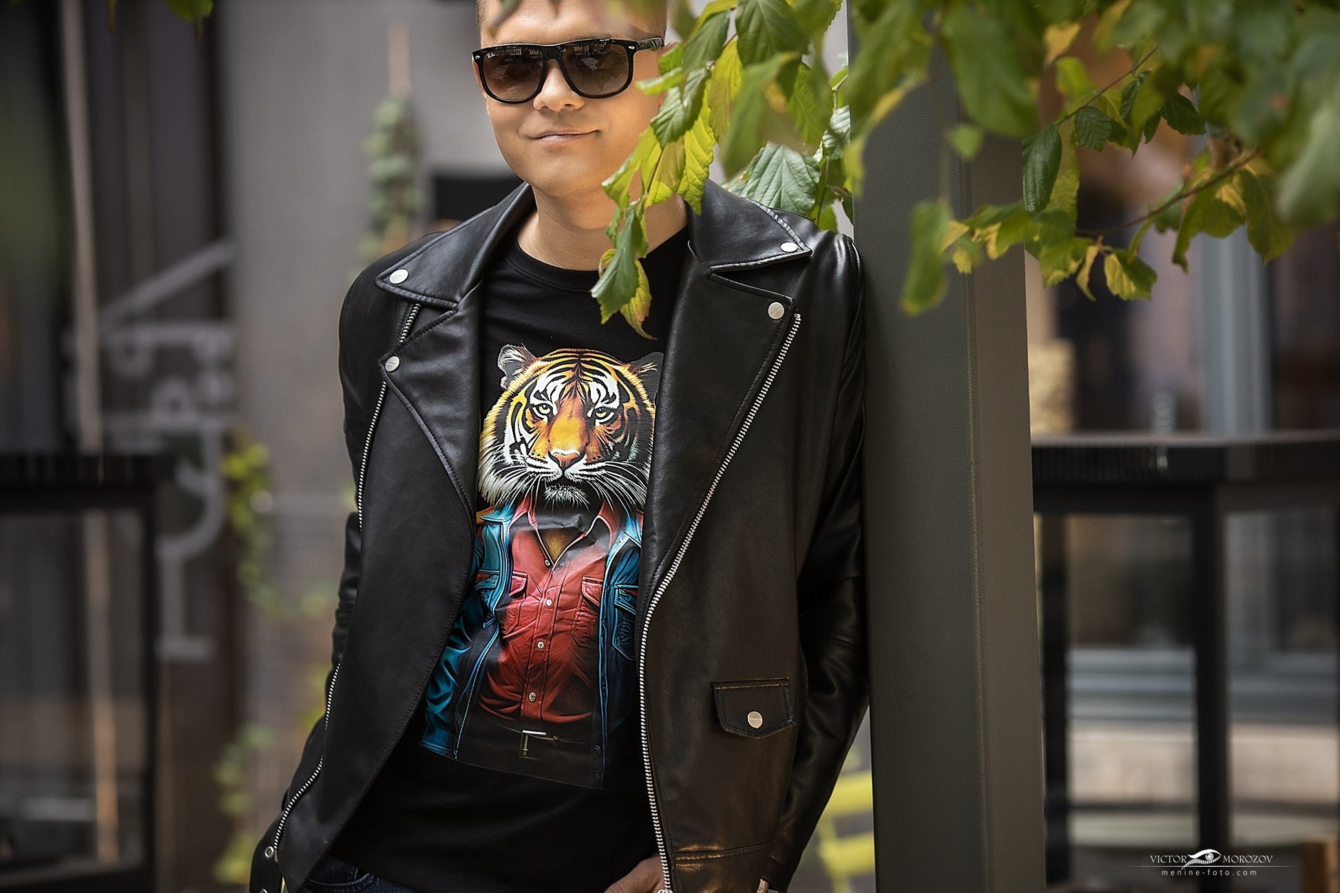 Vyriški marškinėliai “Modern Tiger” su šiuolaikine tigro interpretacija, ypač detalėmis ir ryškiomis spalvomis, kurie atspindi rafinuotą stilių ir laisvą dvasią, Designedbyme.lt, designedbyme, Vyriški marškinėliai, Naujausi dizainai