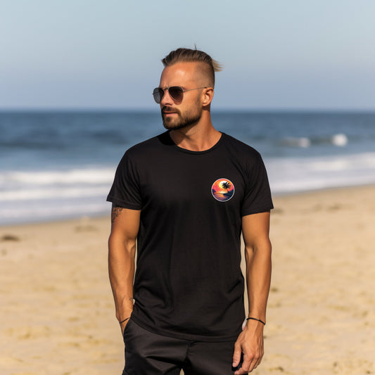 Stylizuotas ir rafinuotas “One Palm” marškinėlių dizainas su subtiliu palmės ir saulėlydžio vaizdu, puikiai tinka tiek miesto šurmulio atokvėpiui, tiek šiltoms vakarų pasivaikščiojimams. Designedbyme.lt, designedbyme, Designed By Me, Vyriški marškinėliai,Visi produktai, Vasaros kolekcija , Naujausi dizainai