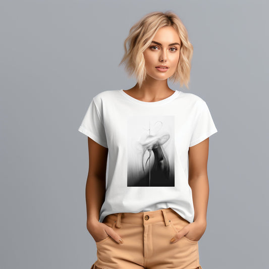 Stilingi balti marškinėliai su moderniu pilkos spalvos "Shadow Ghost" atvaizdu, išreiškiantys unikalų ir šiuolaikišką stilių. Designedbyme.lt kolekcijos dalis, tobulai tinkanti kasdieniam dėvėjimui ir išskirtinėms progoms. Moteriški marškinėliai, Naujausi dizainai