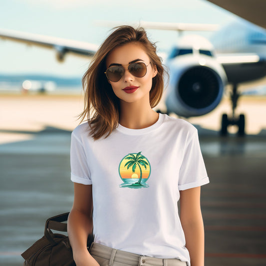 Stilingi balti marškinėliai su žalia palme, idealūs vasaros atostogoms ir miesto laisvalaikiui. Designedbyme.lt kokybė ir unikalus dizainas. Moteriški marškinėliai su trendy palmės atvaizdu, puiki dovana draugei ar sau. ,  FINALINIS IŠPARDAVIMAS! NUOLAIDOS IKI -80%
