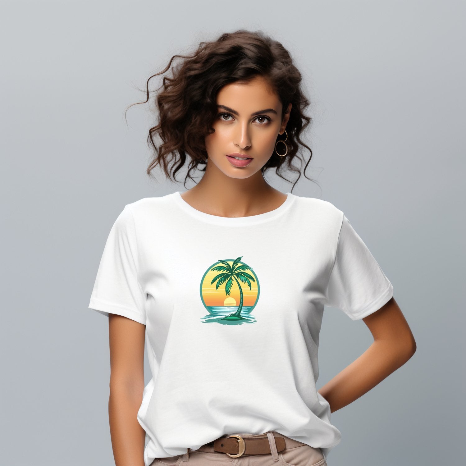 Stilingi balti marškinėliai su tropine palmės iliustracija, idealūs vasaros laisvalaikiui. Designedbyme.lt kolekcijos dalis, puiki dovana draugei ar sau. Unikalus dizainas, aukštos kokybės medžiaga. Tinka ir paplūdimiui, ir miestui. ,  FINALINIS IŠPARDAVIMAS! NUOLAIDOS IKI -80%