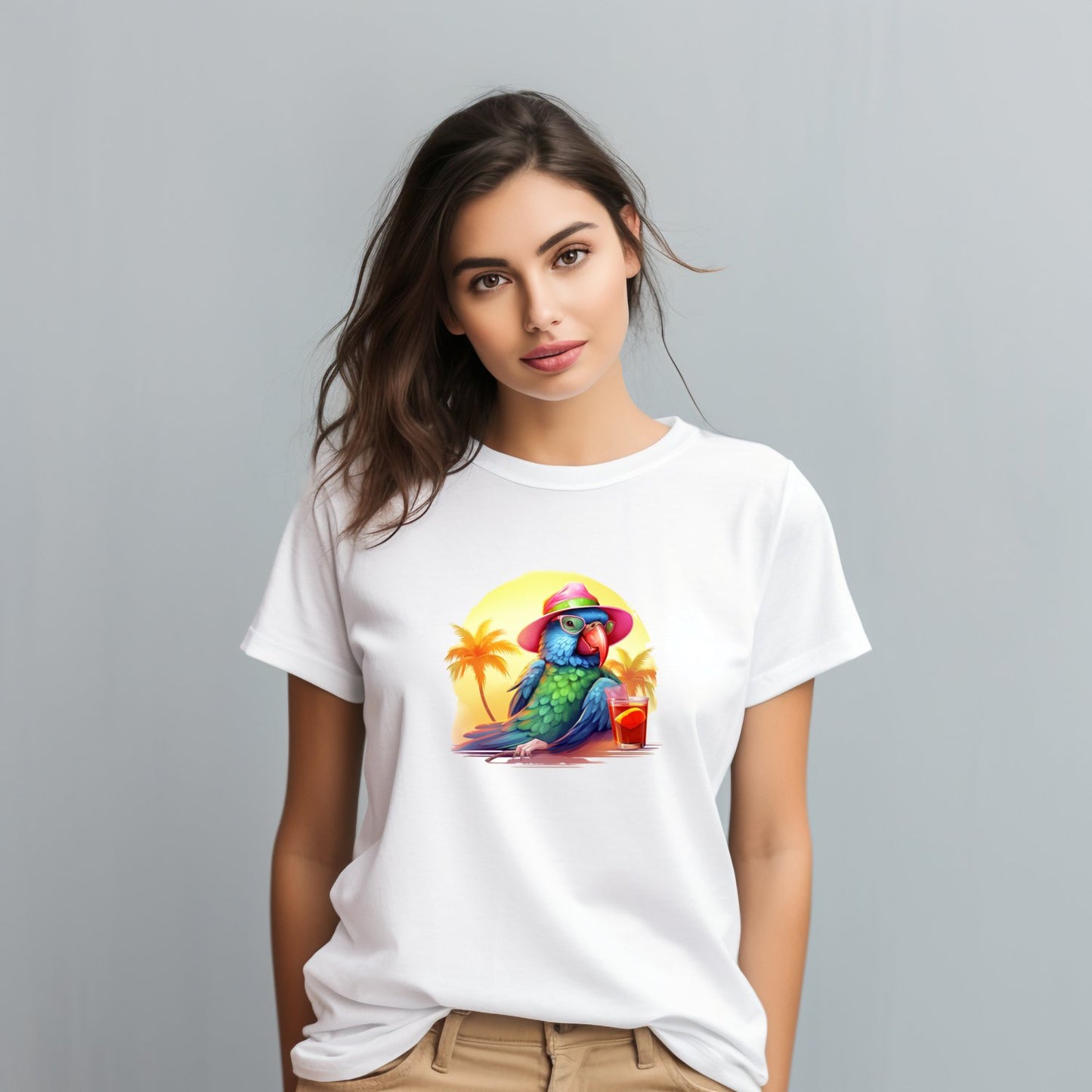 Stilingi balti marškinėliai su ryškiu atostogų papūgos atvaizdu. Unikalus tropinis dizainas su palmėmis ir saulėlydžiu. Puikus pasirinkimas vasaros nuotaikai. Designedbyme.lt kokybė ir originalumas, Moteriški marškinėliai, Vasaros kolekcija, Naujausi dizainai