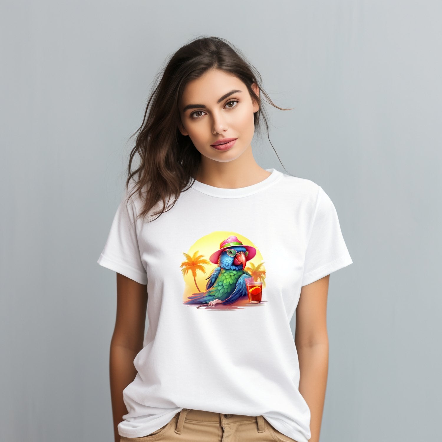 Stilingi balti marškinėliai su ryškiu atostogų papūgos atvaizdu. Unikalus tropinis dizainas su palmėmis ir saulėlydžiu. Puikus pasirinkimas vasaros nuotaikai. Designedbyme.lt kokybė ir originalumas, Moteriški marškinėliai, Vasaros kolekcija, Naujausi dizainai