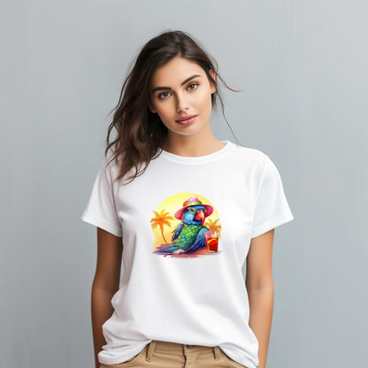 Stilingi balti marškinėliai su ryškiu atostogų papūgos atvaizdu. Unikalus tropinis dizainas su palmėmis ir saulėlydžiu. Puikus pasirinkimas vasaros nuotaikai. Designedbyme.lt kokybė ir originalumas, Moteriški marškinėliai, Vasaros kolekcija, Naujausi dizainai