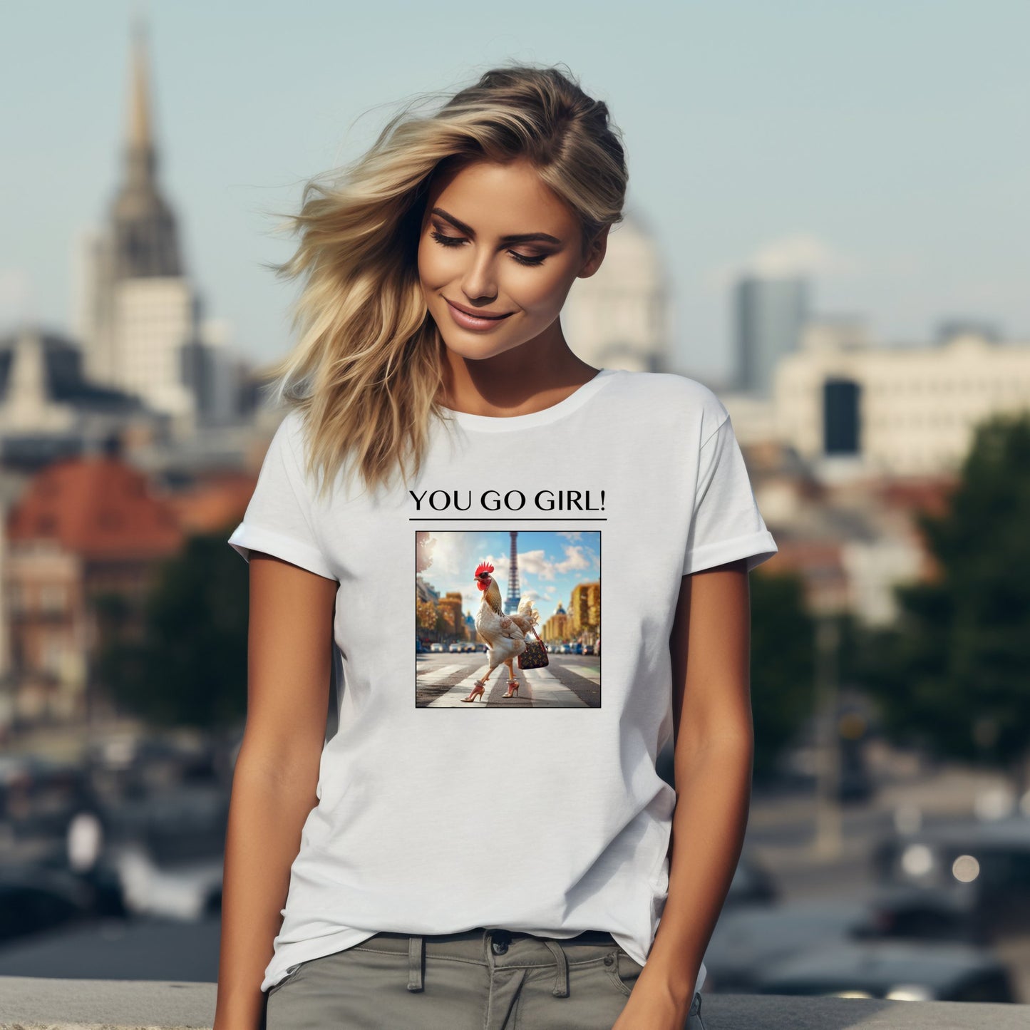 Stilingi balti marškinėliai su unikaliu "You go, girl!" užrašu ir vištos paveikslėliu miesto fone. Modernūs, originalūs ir įdomūs, puikiai tinkantys kasdienai ar dovanai. Designedbyme.lt kolekcijos dalis, Moteriški marškinėliai, Vasaros kolekcija , Naujausi dizainai