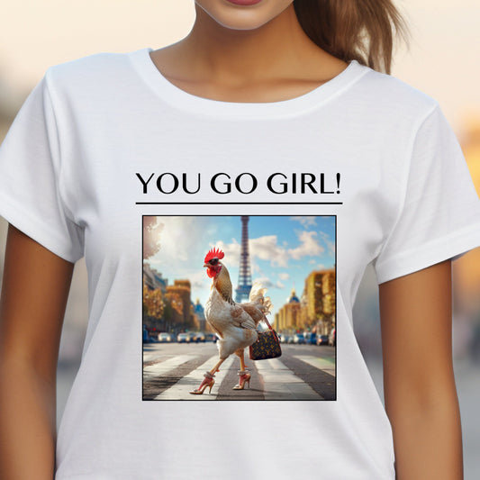 Stilingi balti moteriški marškinėliai su linksmu paveiksliuku, vaizduojančiu vištą aukštakulniais bateliais miesto gatvėje. Unikalus dizainas su užrašu "You Go Girl!". Puiki dovana draugei ar sau. Designedbyme.lt originalus kūrinys, Moteriški marškinėliai, Vasaros kolekcija, Naujausi dizainai