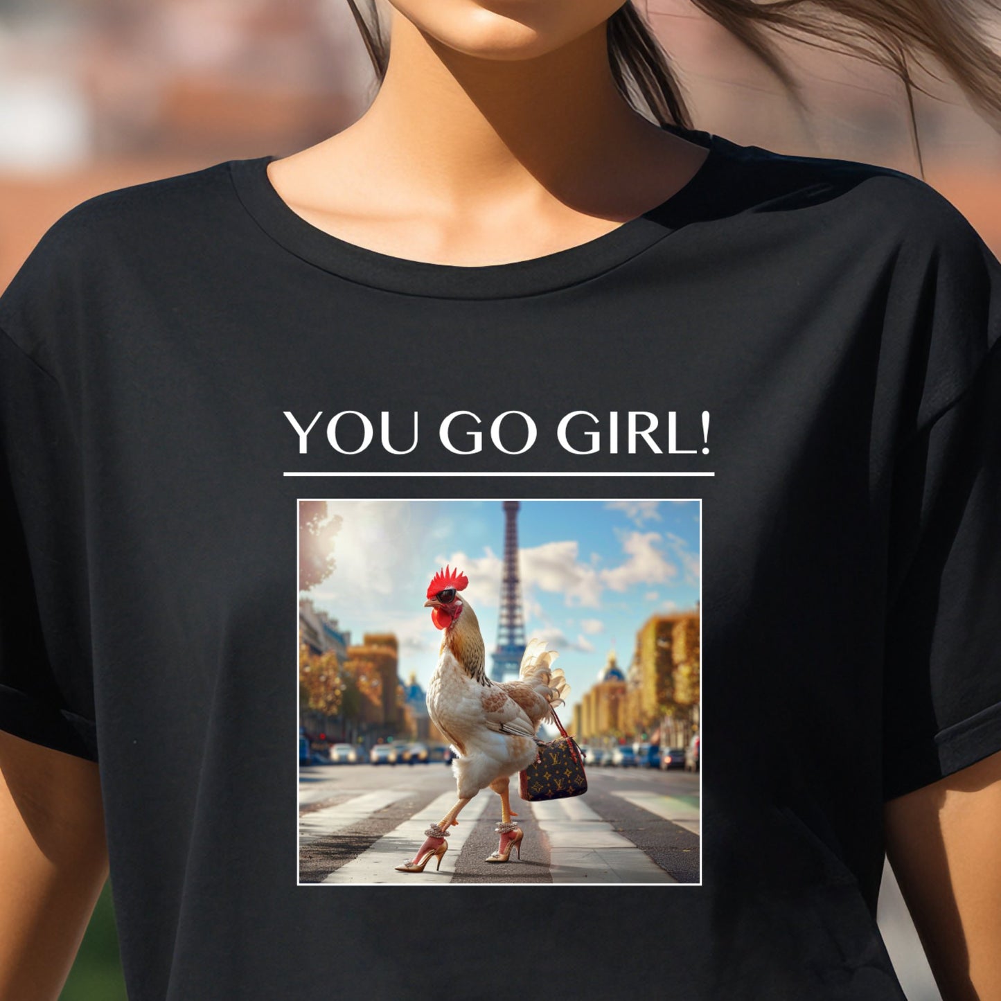 Juodi moteriški marškinėliai su užrašu "YOU GO GIRL!" ir paveikslėliu, kuriame vaizduojama stilinga višta su aukštakulniais ir rankinuku miesto gatvėje. Originalus ir linksmas dizainas, Moteriški marškinėliai, Vasaros kolekcija , Naujausi dizainai